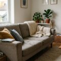 Velholdt sofa i skandinavisk stueindretning med naturligt lys